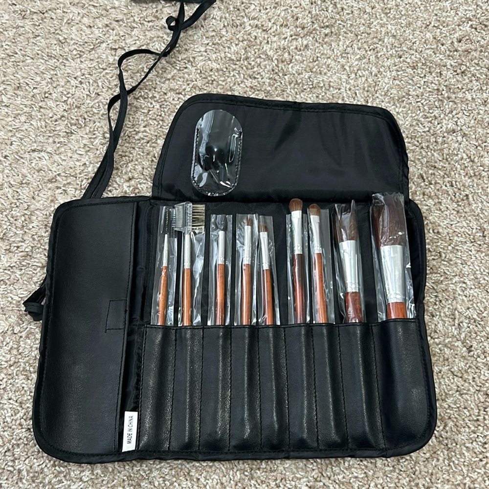 BRAND NEW MAKEUP BRUSHES